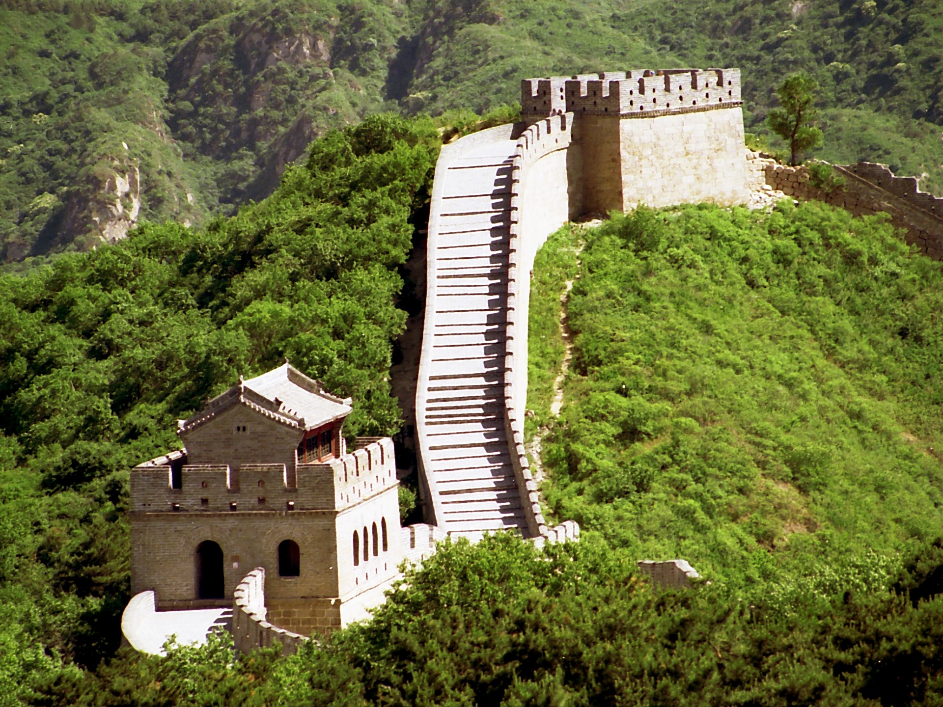 Легенды великой стены. Китай Великая китайская стена. Великая китайская стена холмы. Великая китайская стена невосстановленный участок стены. Великая китайская стена в горах.